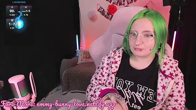 Snapshot of EmmyBunny chatting on November 2025 03:12:02 PM EmmyBunny online show from November 2025 03:12:02 PM