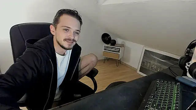 Snapshot of naked_psy chatting on October 2025 11:15:02 PM naked psy online show from October 2025 11:15:02 PM