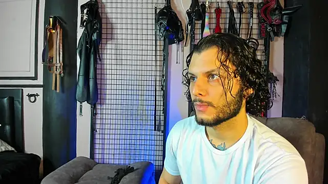 Snapshot of Twisted_Fantasy chatting on February 2025 12:12:01 PM Twisted Fantasy online show from February 2025 12:12:01 PM