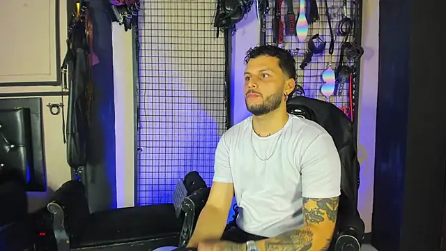 Snapshot of Twisted_Fantasy chatting on November 2025 04:40:01 AM Twisted Fantasy online show from November 2025 04:40:01 AM