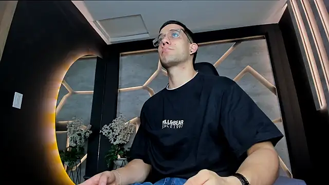 alexgiraldo  online show from February 2025 11:30:01 AM