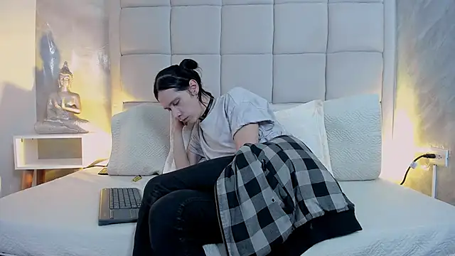 Snapshot of Hecatee_77 chatting on October 2025 07:54:02 PM Hecatee 77 online show from October 2025 07:54:02 PM