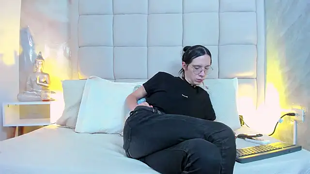 Snapshot of Hecatee_77 chatting on October 2025 08:03:02 PM Hecatee 77 online show from October 2025 08:03:02 PM