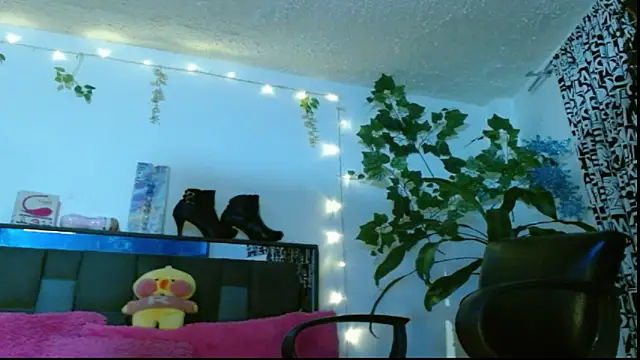 Snapshot of DULCE_ZOE chatting on February 2025 05:29:02 AM DULCE ZOE online show from February 2025 05:29:02 AM