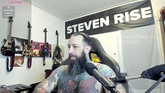 Snapshot of StevenRiseNYC chatting on December 2025 01:40:02 PM StevenRiseNYC online show from December 2025 01:40:02 PM
