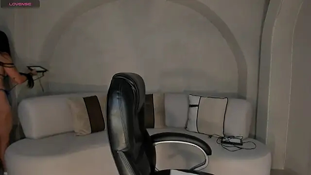 LizzHamilton   online show from November 2025 09:15:01 PM