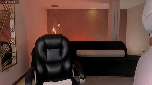 LizzHamilton   online show from November 2025 09:25:02 PM