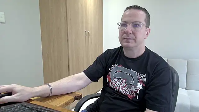 Snapshot of BrettJ81 chatting on November 2025 09:28:02 AM BrettJ81 online show from November 2025 09:28:02 AM