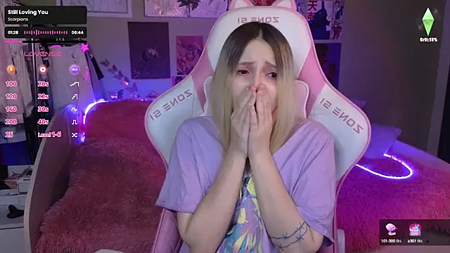 Snapshot of Evie_Ro chatting on December 2024 09:17:01 PM Evie Ro online show from December 2024 09:17:01 PM