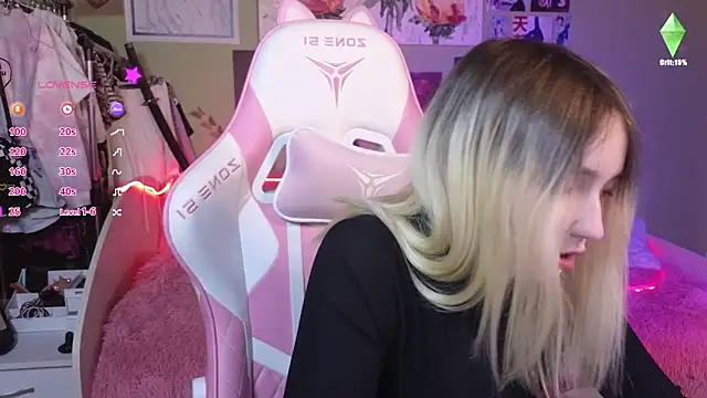 Snapshot of Evie_Ro chatting on December 2024 09:20:02 PM Evie Ro online show from December 2024 09:20:02 PM