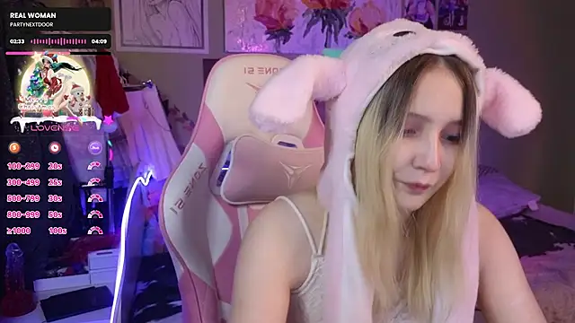 Snapshot of Evie_Ro chatting on January 2025 08:21:01 PM Evie Ro online show from January 2025 08:21:01 PM