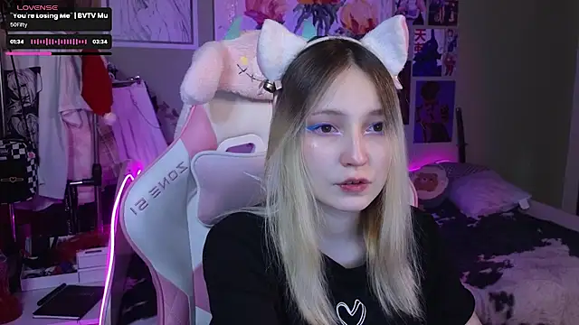 Snapshot of Evie_Ro chatting on January 2025 08:39:01 PM Evie Ro online show from January 2025 08:39:01 PM