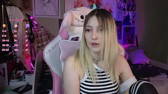 Snapshot of Evie_Ro chatting on January 2025 12:17:02 AM Evie Ro online show from January 2025 12:17:02 AM