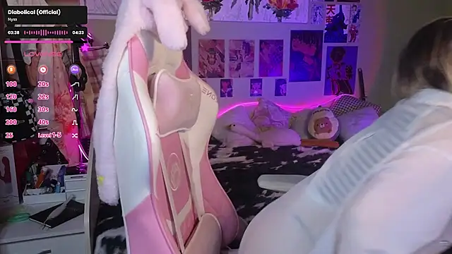 Snapshot of Evie_Ro chatting on January 2025 03:19:01 AM Evie Ro online show from January 2025 03:19:01 AM