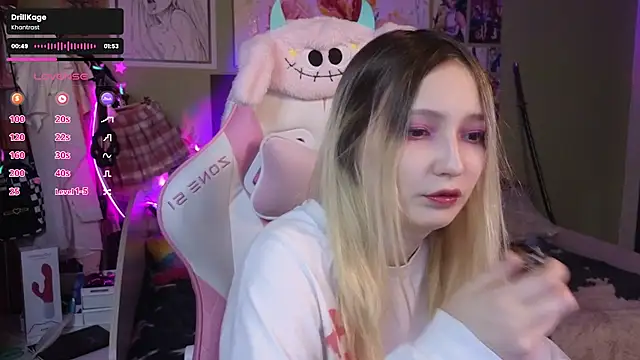 Snapshot of Evie_Ro chatting on January 2025 10:52:01 PM Evie Ro online show from January 2025 10:52:01 PM