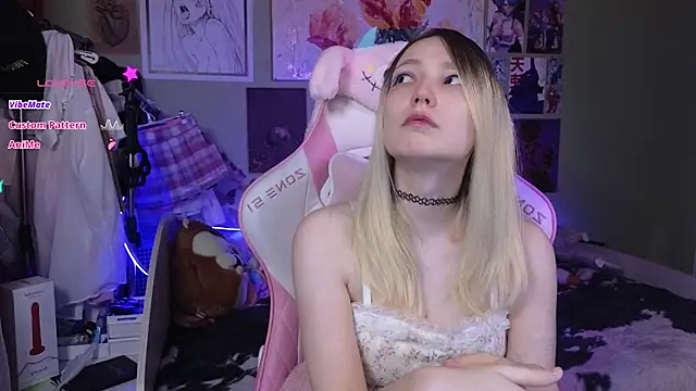 Snapshot of Evie_Ro chatting on January 2025 10:34:01 PM Evie Ro online show from January 2025 10:34:01 PM