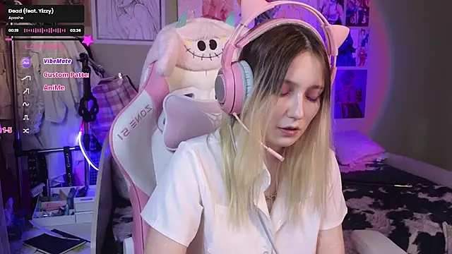 Snapshot of Evie_Ro chatting on February 2025 03:30:01 AM Evie Ro online show from February 2025 03:30:01 AM