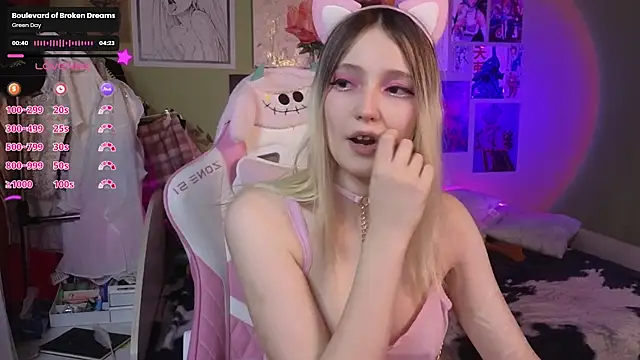 Snapshot of Evie_Ro chatting on February 2025 04:15:01 AM Evie Ro online show from February 2025 04:15:01 AM