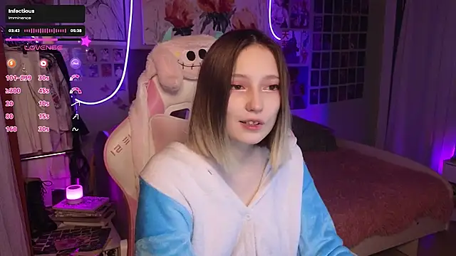 Snapshot of Evie_Ro chatting on September 2025 10:46:02 PM Evie Ro online show from September 2025 10:46:02 PM