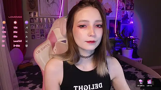 Snapshot of Evie_Ro chatting on April 2026 11:36:02 PM Evie Ro online show from April 2026 11:36:02 PM