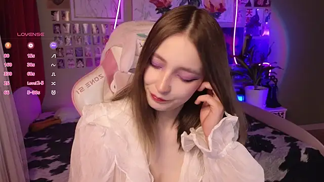 Snapshot of Evie_Ro chatting on May 2026 01:32:02 AM Evie Ro online show from May 2026 01:32:02 AM