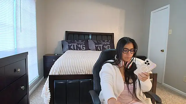 Abril latex02 online show from February 2025 03:29:01 PM