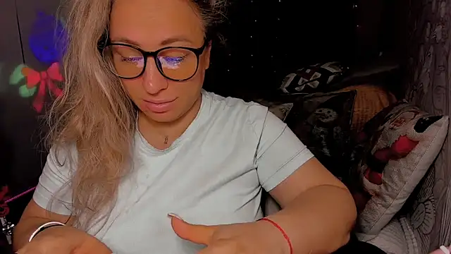 Snapshot of CumOnMy_Tits chatting on December 2025 02:06:01 AM CumOnMy Tits online show from December 2025 02:06:01 AM